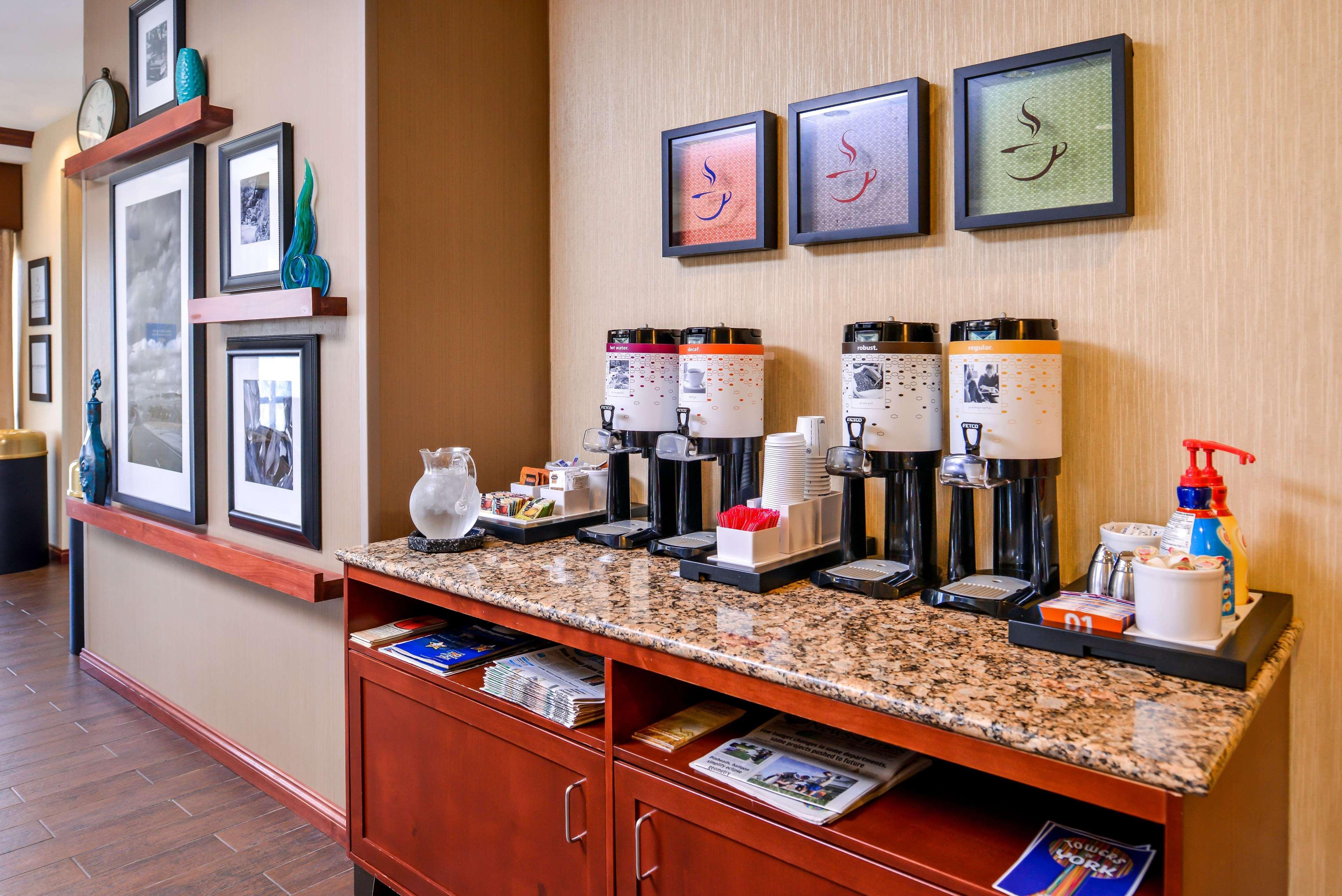 Hampton Inn Йорк Экстерьер фото