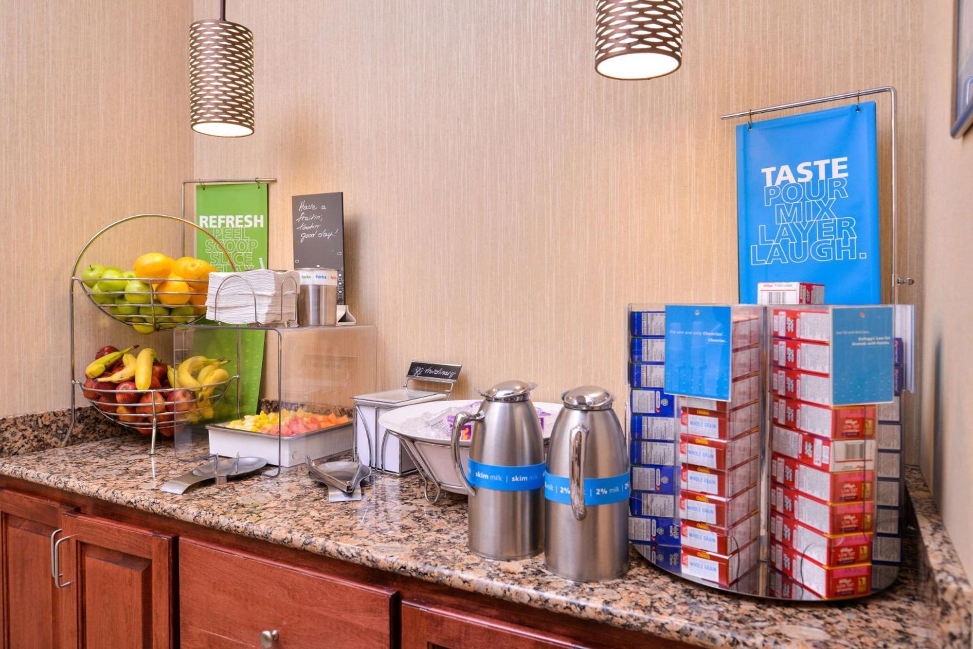 Hampton Inn Йорк Экстерьер фото