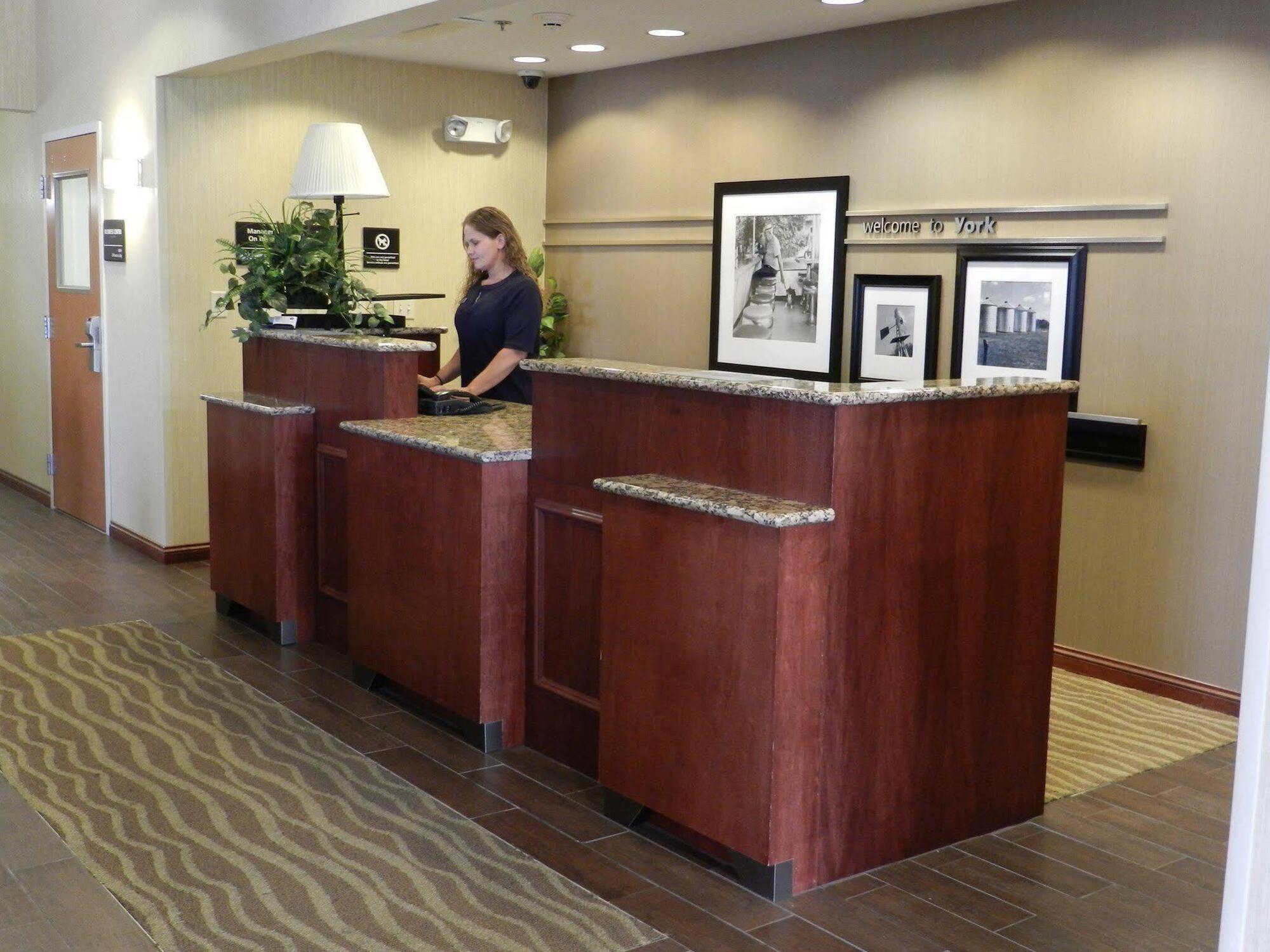 Hampton Inn Йорк Экстерьер фото